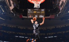 开云体育登录-极速与绝杀，当F1的轰鸣撞上NBA的窒息，谁才是周末唯一的王？