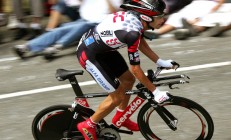 开云体育登录-赛道上的双重奇迹，阿斯顿马丁绝杀红牛二队，塞恩斯刷新历史纪录