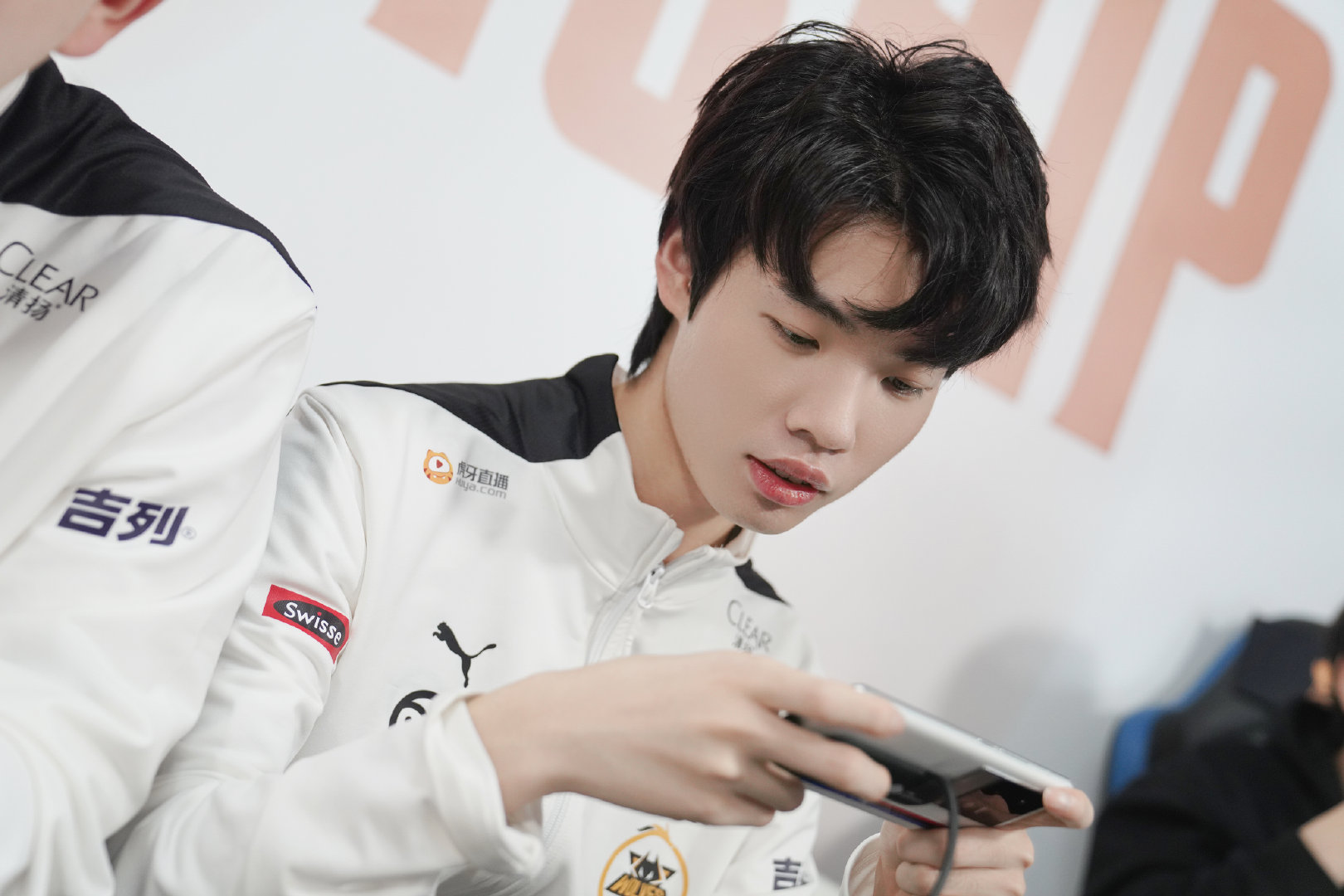 关于狼队攻防平衡受质疑，主教练寻找解决方案的信息