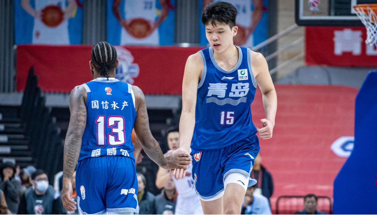 关于青岛男篮奋勇拼搏，打造热血团结的战斗精神的信息