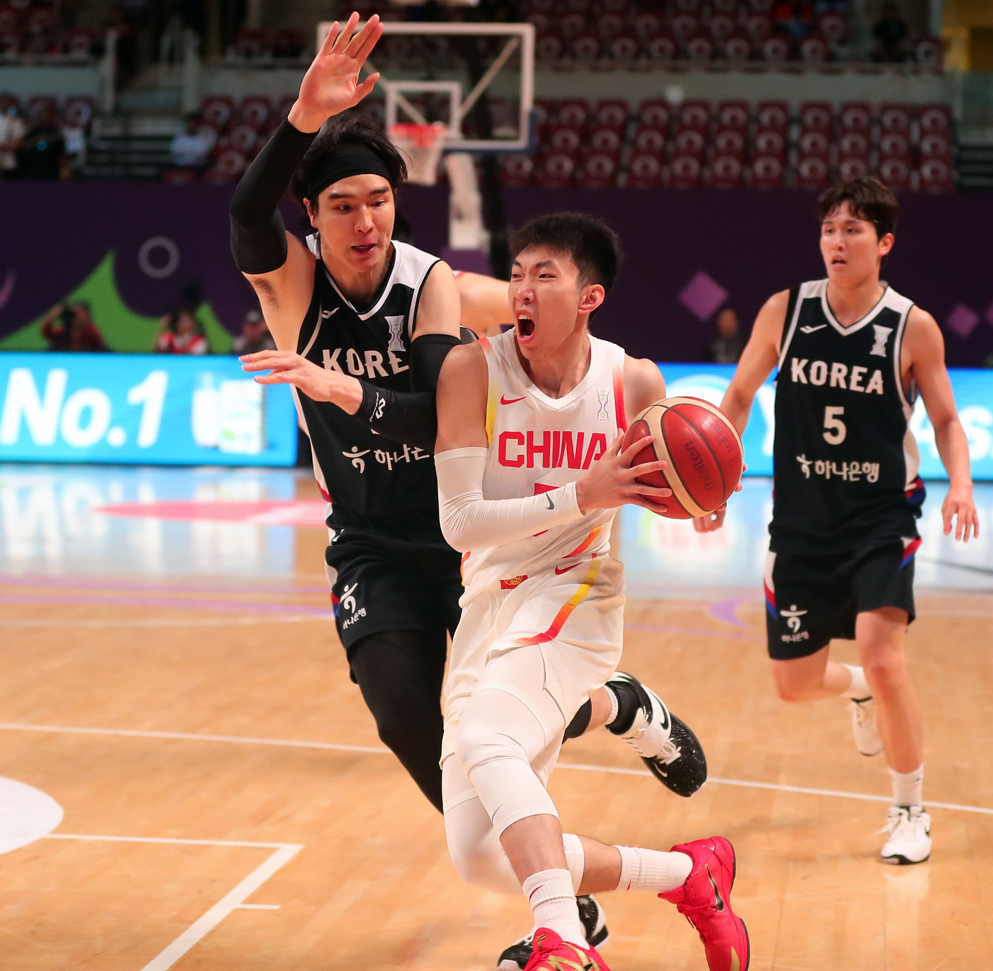 亚洲球员在国际比赛中闪耀全场