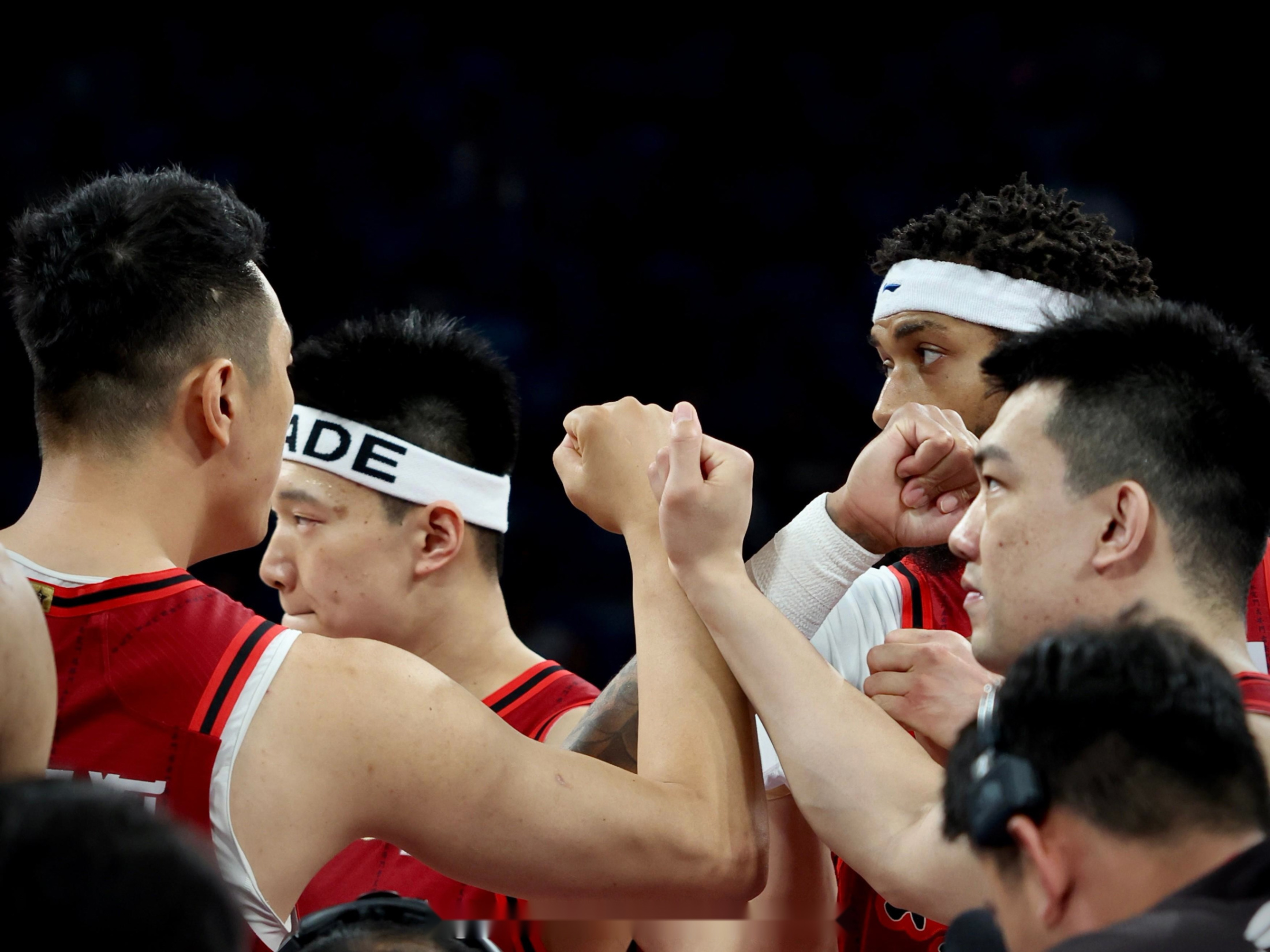 紧张比拼打破僵局，球队全力以赴争夺胜利的简单介绍