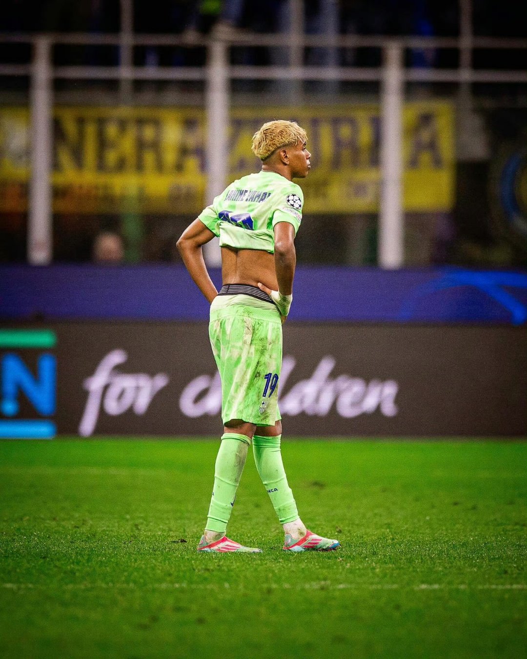 包含巴西球星遭遇伤病困扰，未定归期的词条