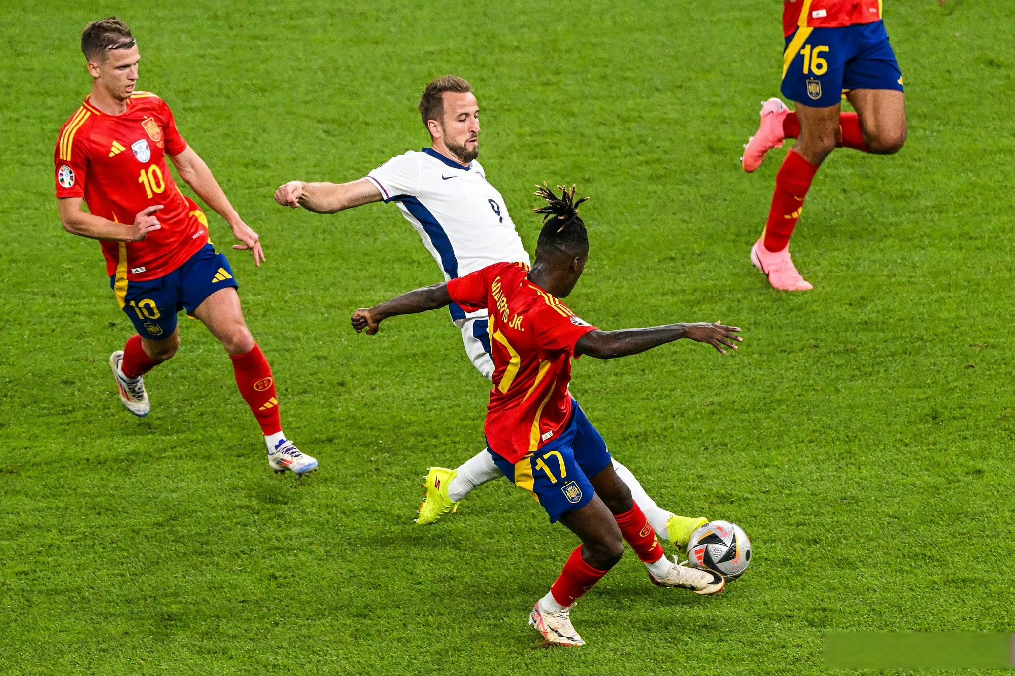 足球欧洲联赛半决赛西班牙队晋级