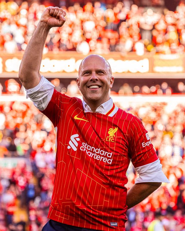 利物浦主场逆转伯恩茅斯，球员庆祝胜利笑容满面的简单介绍