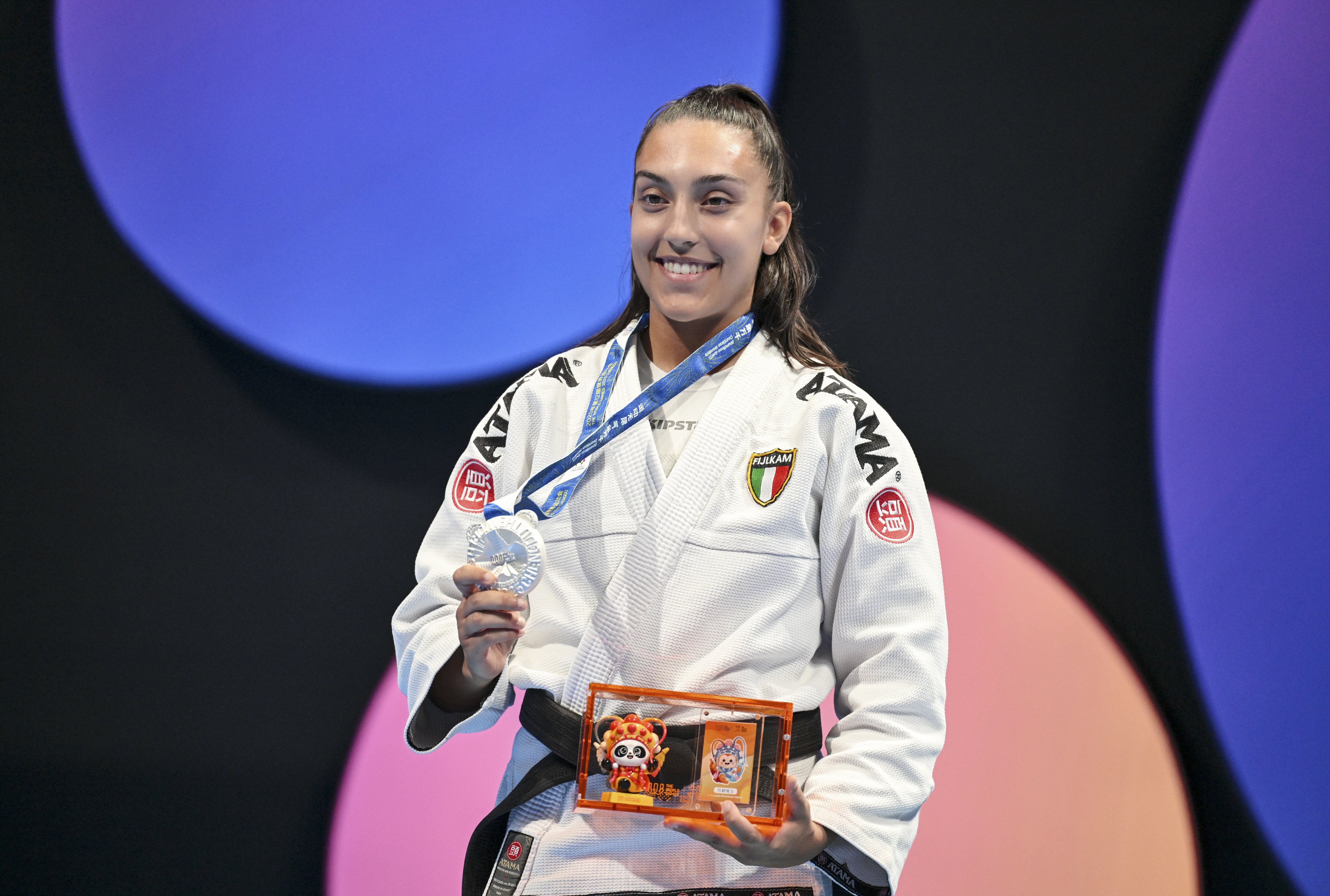 泰国举重运动员夺得女子组冠军，创造历史记录的简单介绍