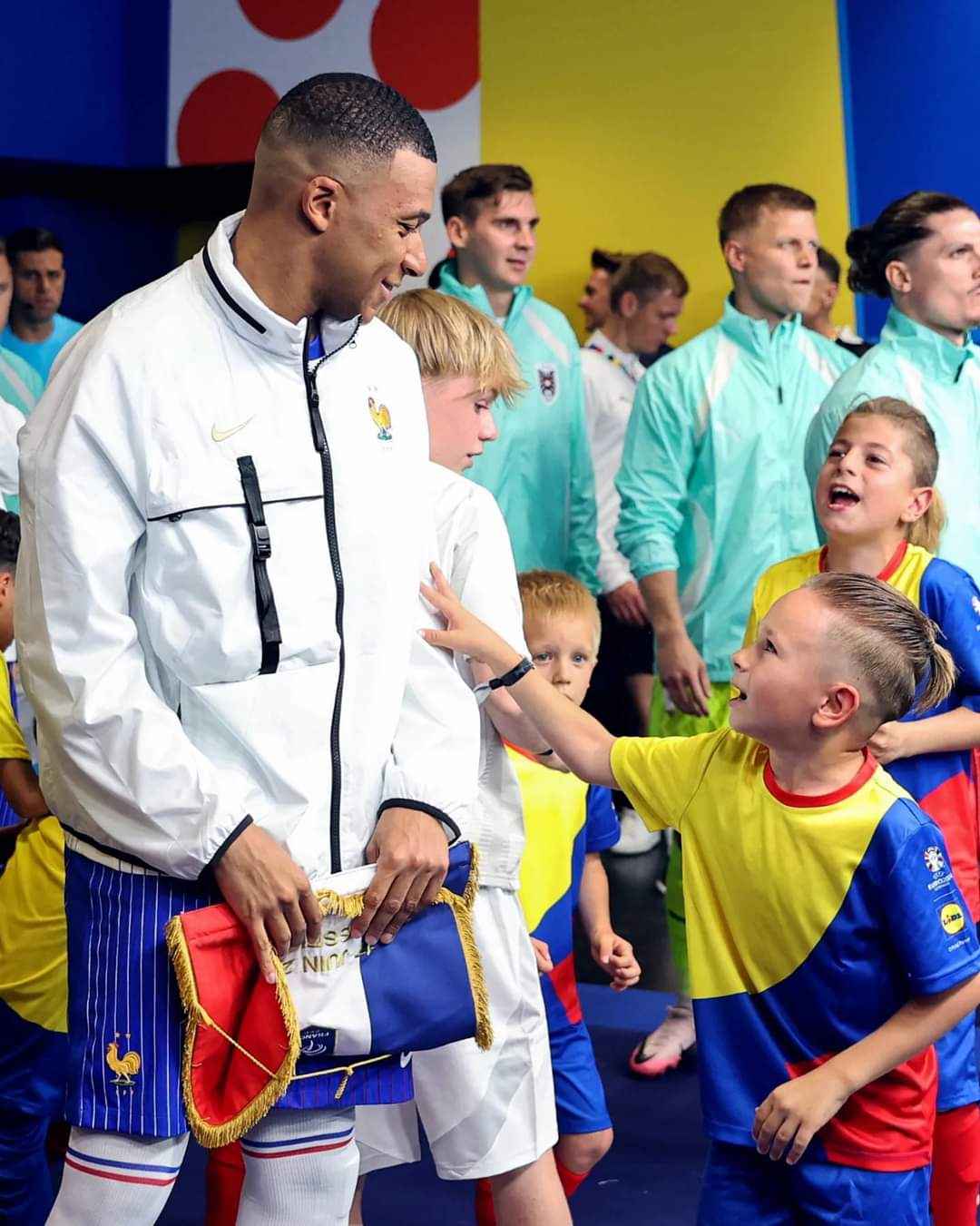 包含欧洲球队球员积极参与公益活动的词条 包含欧洲球队球员积极参与公益活动的词条