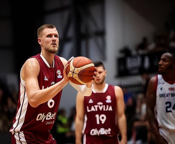 加拿大男篮绝地反击快船，波尔津吉斯送出助攻的简单介绍