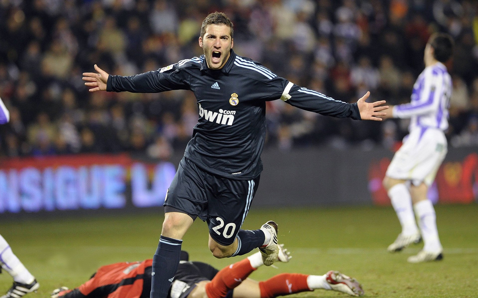 赛道之外,绿茵之上,阿圭罗的F1揭幕战之夜