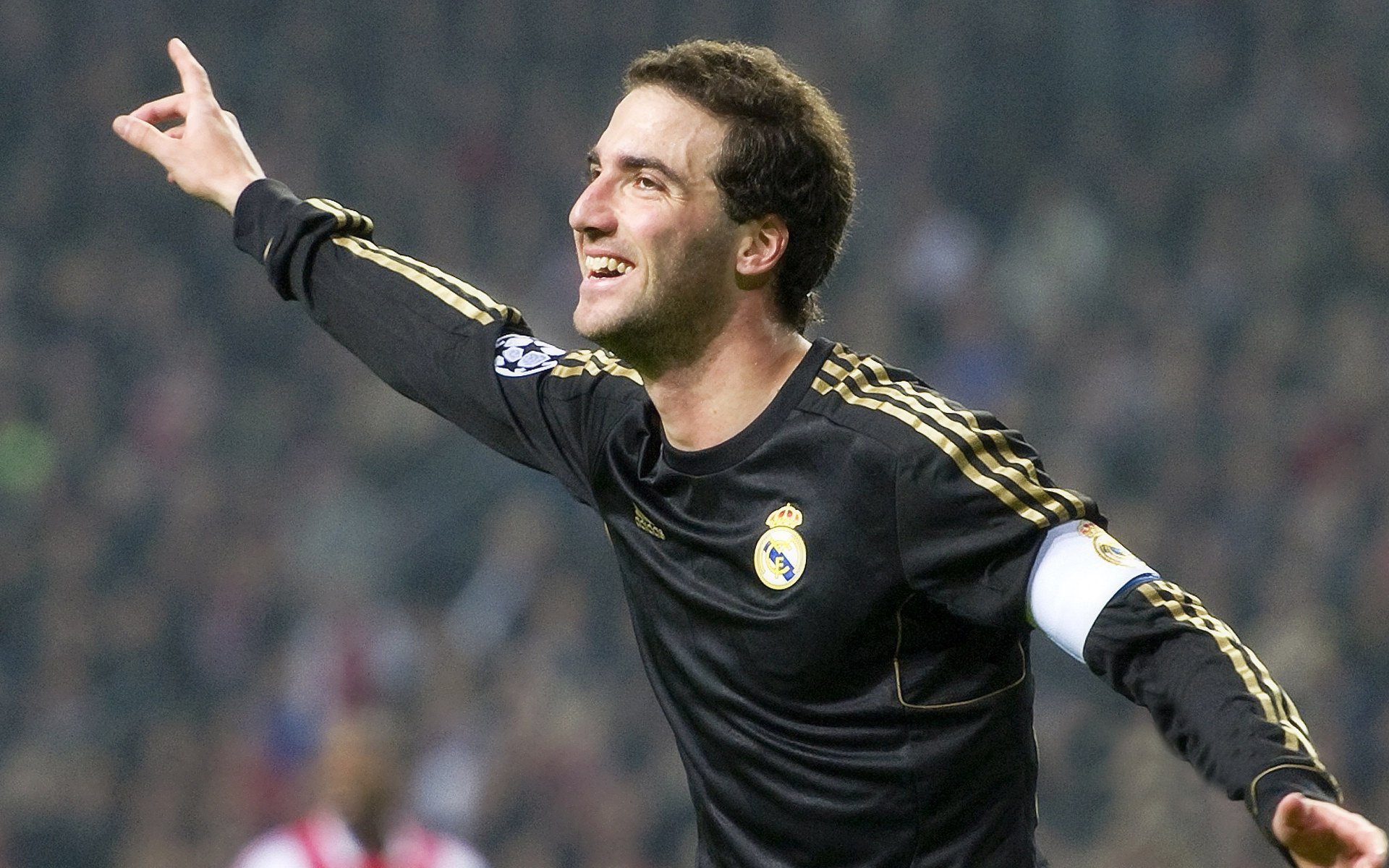 赛道逆袭，佩雷兹驾驭阿斯顿马丁，点燃翻盘梅赛德斯的烈焰之战